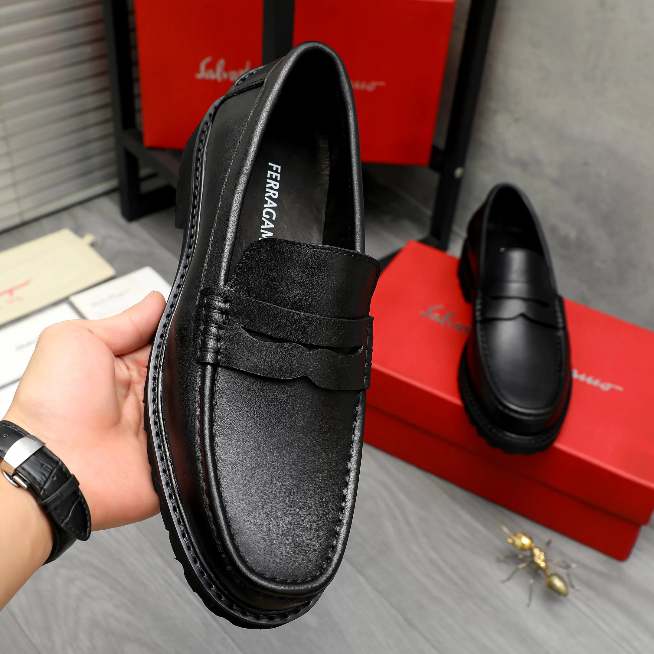 Men's shoes 💰442 Product trademark: Ferragamo "Ferragamo" business formal leather shoes Regular size: 38-46 (45.46 custom-made and non-refundable) Product materials: Selected high-quality cowhide upper, cowhide lining, non-slip rubber outsole